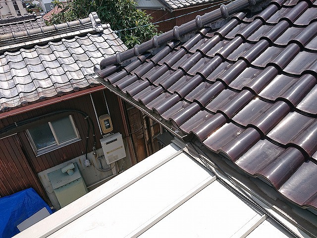 瓦屋根と下屋全景